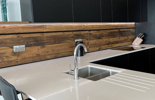 Ramsgate Condo | Ocean Lookout in Ramsgate is a striking beachfront three-bedroom apartment offering panoramic sea views across the English Channel. Stylishly refurbished, the spacious property is just steps from Ramsgate Main Sands and The Royal Harbour