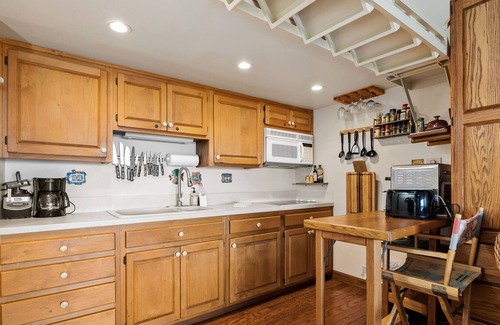 Maunaloa Apartment | Ocean-view studio with pool, grills, walk-on beach access, & private lanai