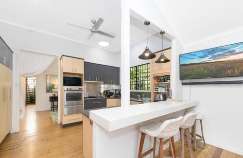 North Ward House | Ocean Views | A Tropical Paradise!