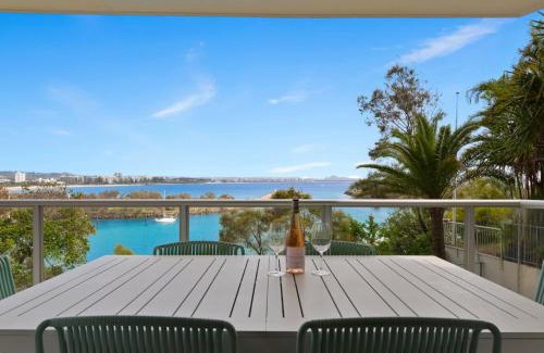 Buddina Apartment | Oceanfront apartment on top of point Cartwright