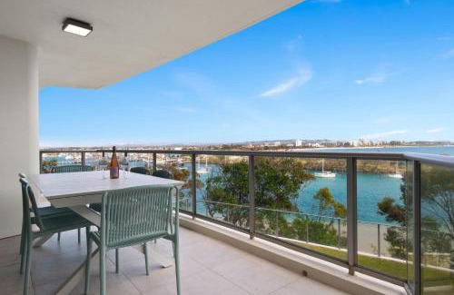 Buddina Apartment | Oceanfront apartment on top of point Cartwright