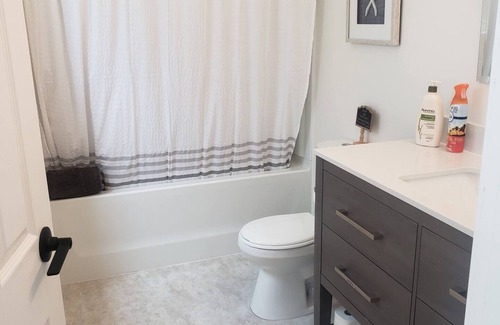 Cobble Hill Cottage | Oceanfront Cottage with Hot Tub close to Wineries