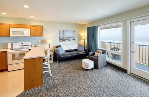Logsden Condo | Oceanfront Family Suite - Full Kitchen - Beach Access - Pool & Hot Tub!