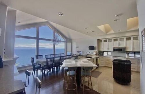 Regional District of Nanaimo Villa | Oceanfront Gated Villa with pool & Hot tub in Nanaimo