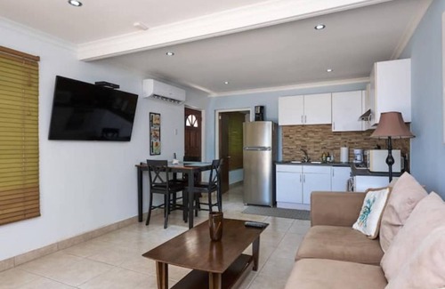 Malmok House | Oceanfront Honeymoon Suite - 5 min drive from all high rise hotels!