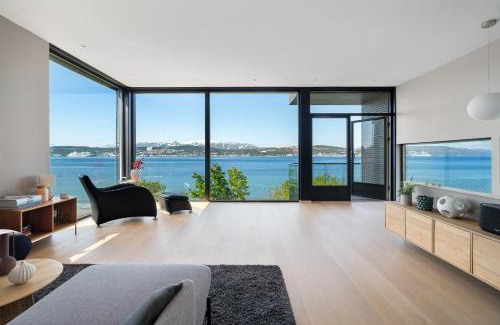 Tromso Apartment | Oceanfront penthouse duplex wamazing view!