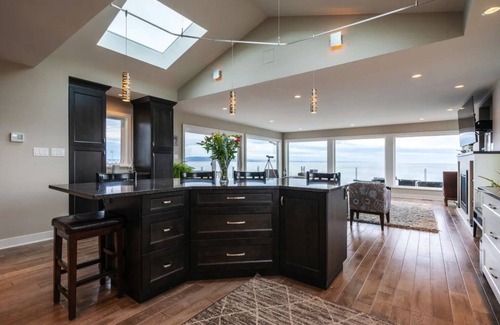 Saanich East House | Oceanfront/Self Check-in/Out/Wifi/Views/High Cleaning Standards/Luxury Getaway