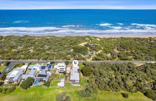 Ocean Grove House | Oceanside haven opposite the surf beach