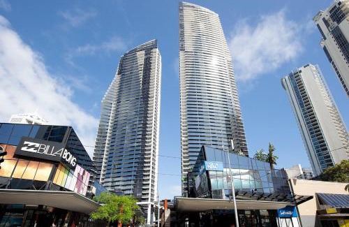 Surfers Paradise Apartment | OceanView Oasis 2BR Apt - 5Mins to Beach - Family Resort