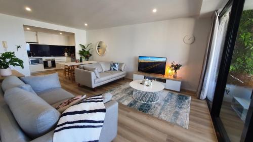 Surfers Paradise Apartment | OceanView Oasis 2BR Apt - 5Mins to Beach - Family Resort