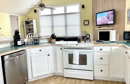 Corolla Cottage | OceanViews, 7 Bedroom ~ HotTub, Oceanside quiet neighborhood with community pool