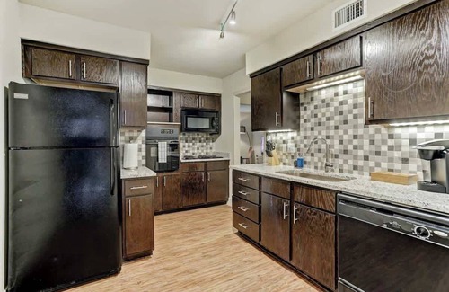 Uptown Apartment | October getaway deal Stylish Galleria Retreat with Saltwater Pool
