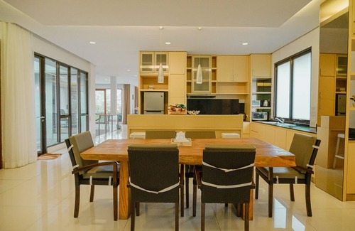 Hegarmanah Villa | Ohara City View 5BR Villa with a Heated Pool