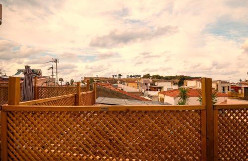 Old Town Rethymnon House | Old Town Rhapsody, Cosy 2-Floor Home with Rooftop Bathtub, BBQ & Lounge Under Sun Umbrellas