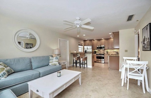 Old Naples Condo | Olde Naples Prime Location!
