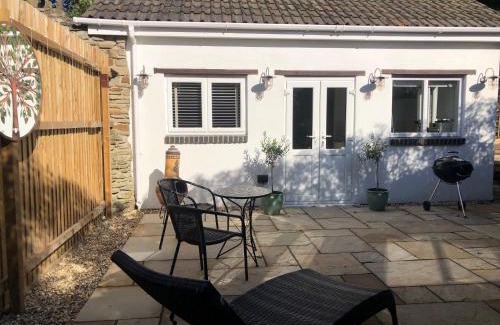 Olveston Villa | Olli's Cottage-Terrace & Jacuzzi optional