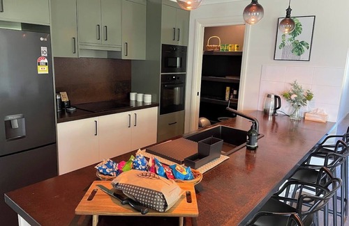 Dubbo House | On the Park. 4 Bedroom Home. Metres from parks and shopping centre.