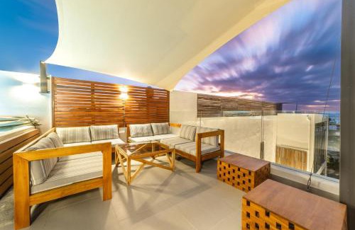 Pereybere Apartment | One Bay Residence Unit 15 - Penthouse with private roof top, jacuzzi and sea view