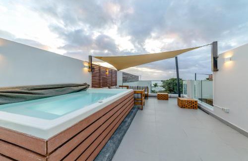 Pereybere Apartment | One Bay Residence Unit 15 - Penthouse with private roof top, jacuzzi and sea view