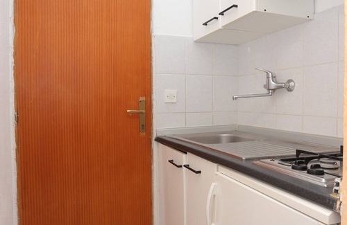 Ruskamen Apartment | One bedroom apartment with balcony and sea view Lokva Rogoznica, Omiš (A-17645-c)