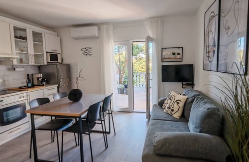 Pokrivenik Apartment | One bedroom apartment near beach Cove Pokrivenik, Hvar (A-18955-b)