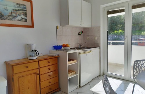 Jesenice Apartment | One bedroom apartment with balcony and sea view Sumpetar, Omiš (A-11798-b)