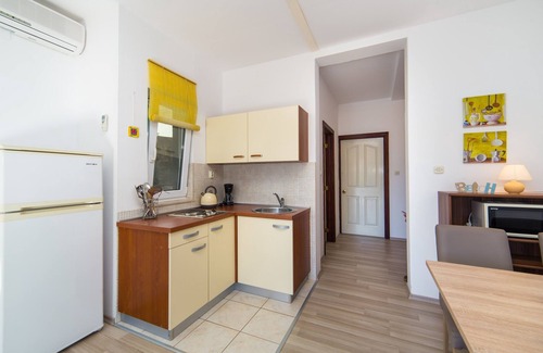 Brist Apartment | One bedroom apartment near beach Brist, Makarska (A-11078-b)