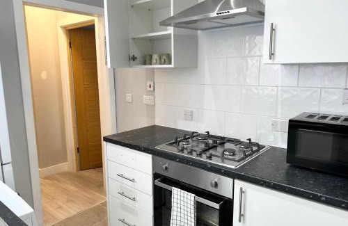 Pinkwell Apartment | One Bedroom Apartment Near Heathrow Airport & London