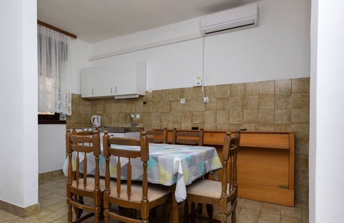 Tice Apartment | One bedroom apartment with terrace and sea view Nemira, Omiš (A-2828-b)