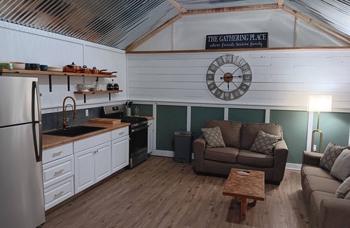 Leakey Cabin | One bedroom cabin minutes from the Frio River and Garner State Park!