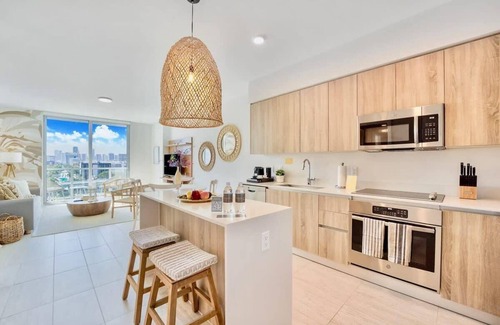 Northeast Miami Condo | One Bedroom Condo King Bed With City Views