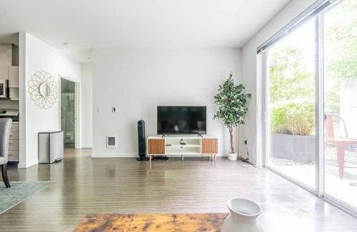 Minor Apartment | One bedroom luxury apartment (Gym, Wifi, Parking, Rooftop Deck)