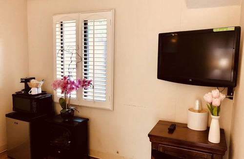 Northeast Carmel Cottage | One Double Bed Cottage