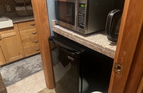 Burlington House | One Mile from I 5 Lovely suite, gas fireplace, air conditioned, dog friendly.