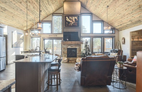 Deadwood Cabin | One-Of-A-Kind Beautiful Cabin on 17 Acres w/Custom Bar, Hot Tub 3200 Sq. Ft.
