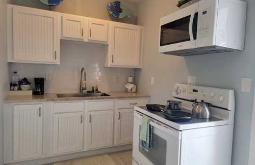 Bonita Springs Apartment | One Step Spacious Kit W & D Close to Everything 3 Mi To Beach Sleeps 4 King Bed
