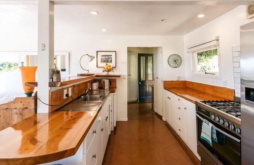 Onetangi House | ONETANGI VISTA | Coast & Country | WINTER DEAL - Stay for 4, Pay for 3