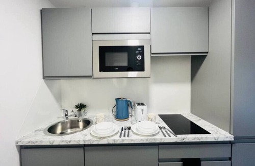 Old Trafford Apartment | OnPoint Apartments - Convenient Studio Apartment - Old Trafford!