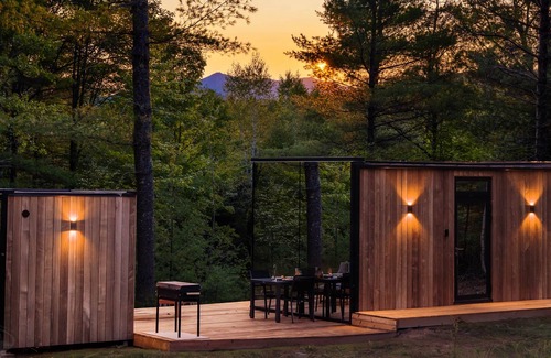 North Pole Cabin | ÖÖD Adirondacks at Jay - Scandinavian Mirror Cabin