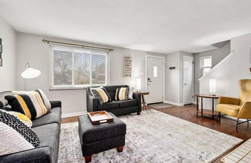 Brookline House | Open Floor Spacious Home, 15min from Downtown, Private Garage, Kids Friendly