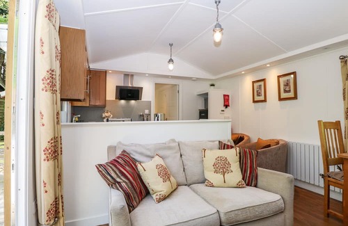 Staplefield Cottage | ORCHARD LODGE, pet friendly, with a garden in Bolney
