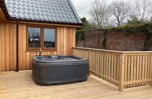 Newton Stewart House | Osprey Lodge 8 with Hot Tub