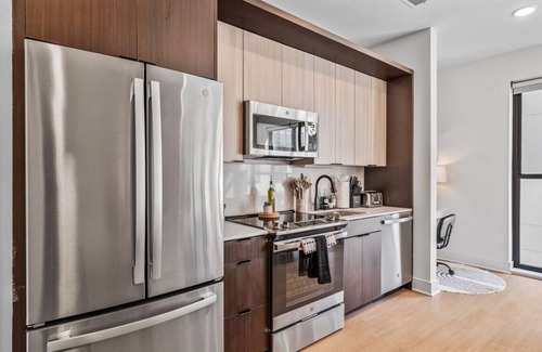 Pendleton Apartment | OTR+CBD | 1-Bed Suite l Free Parking l Gym & Pool