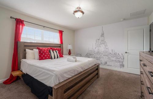Kissimmee House | Outdoor Movie Theatre! Heated Private Pool! 4 Mi to Disney! Grill