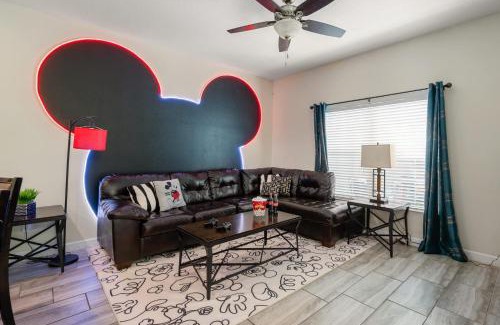Kissimmee House | Outdoor Movie Theatre! Heated Private Pool! 4 Mi to Disney! Grill