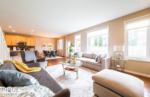 West Edmonton House | Outdoor Oasis-Hottub-BBQ-Firetable-AC-KingBd-85"TV
