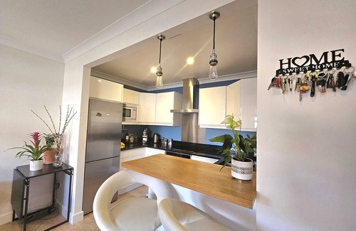 Surrey Docks Apartment | Outstanding Riverside 1-bed flat by the Thames in private residential
