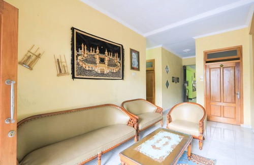 Lumajang Hotel | OYO 2440 Wallet Family Residence Syariah