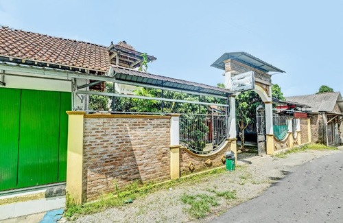 Borobudur Hotel | OYO 3355 Homestay Syariah Asyuban