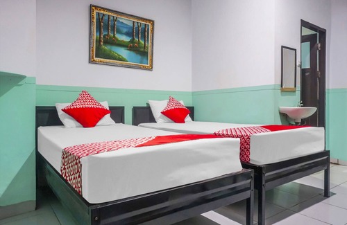 Makassar Hotel | OYO 90856 Wisma Favorite Makassar Near Benteng Rotterdam